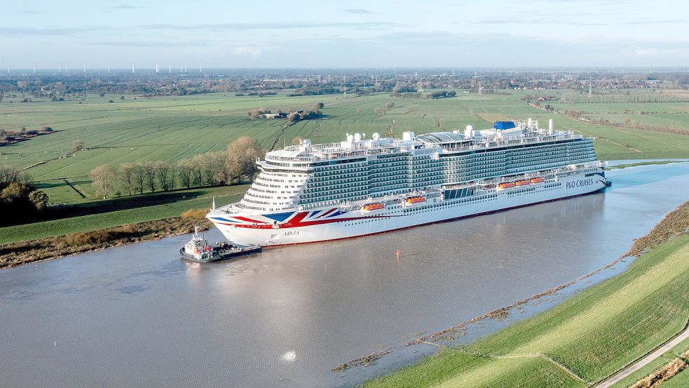 Anfang November wurde die „Arvia“ von Papenburg über die Ems bis nach Eemshaven überführt. An Bord des Schiffs ist Platz für rund 5200 Passagiere. Foto: Dittrich/DPA
