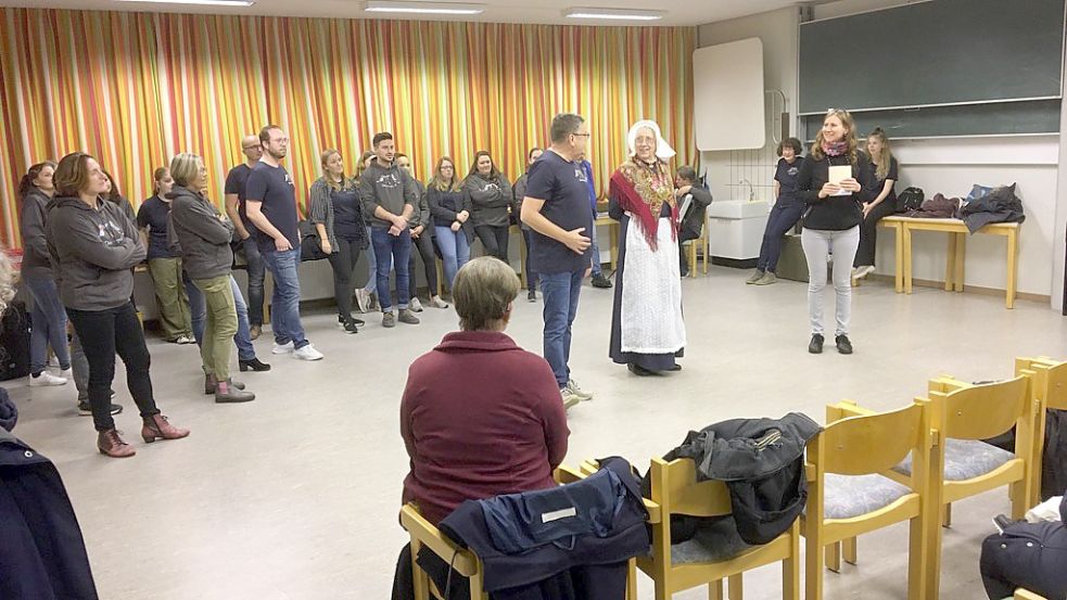 Mitmachen leicht gemacht: Bei den Borkumer und Ukrainern gab es beim Tanzen keine Berührungsängste. Foto: Apfeld