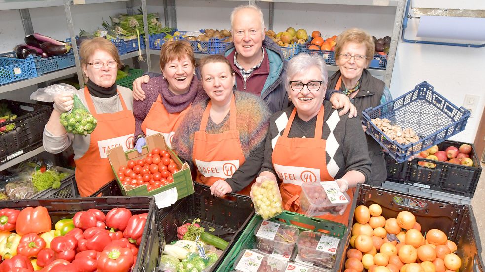 Ohne die vielen freiwilligen Helferinnen und Helfer wäre die Arbeit der Tafeln kaum möglich. In Aurich helfen unter anderem (von links): Karin Wilts, Claudia Richter, Waltraud Reichert, Hinrich Hippen, Lidia Schmidt und Hannelore Schug. Foto: Ortgies