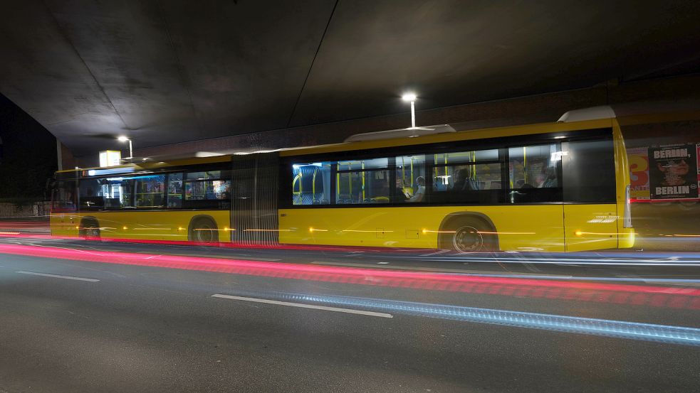 Weil er zu früh in den Bus gestiegen war, musste ein Mann aus Paderborn 60 Euro Strafe zahlen. Foto: imago images/serienlicht