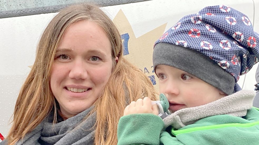 Anja Wöller aus Hinte war vergangenes Wochenende mit ihrer Familie auf dem Weihnachtszauber in Aurich, kaufte Lose und gewann ein Auto. Foto: Luppen