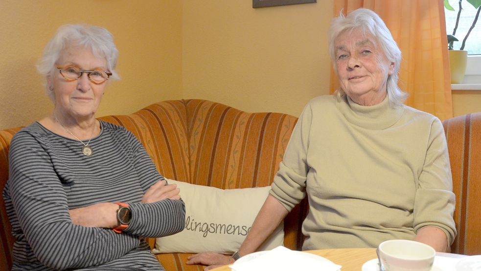Hilde Nägel (links) und Dr. Ingrid Jütting sprechen sich gegen die Sanierungspläne für den Marktplatz in Greetsiel aus. Dafür wurden auch Unterschriften gesammelt. Foto: Hillebrand