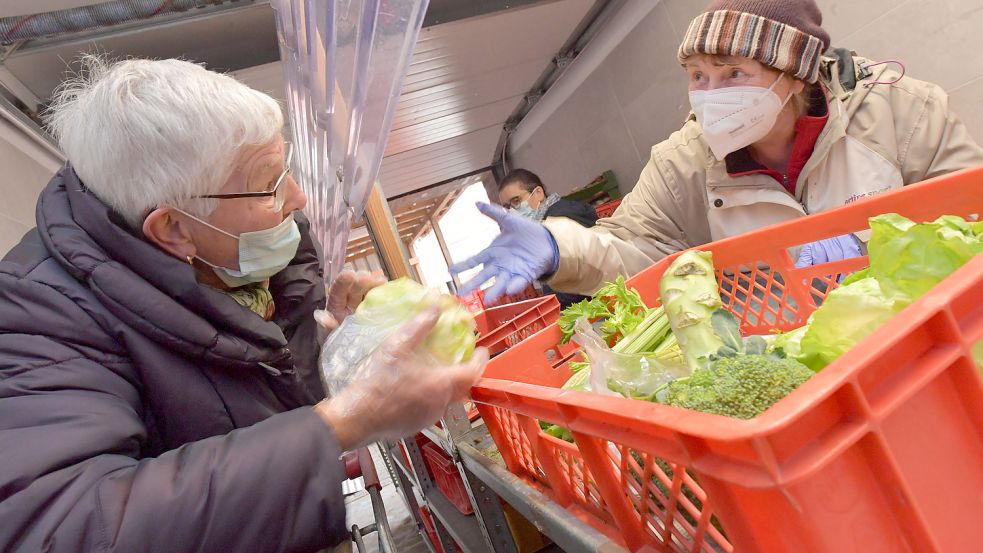 Elfriede Zillmer (links) geht jeden Mittwoch beim Brotkorb Rheiderland einkaufen. Hier wird sie von der ehrenamtlichen Helferin Conny Böhme versorgt. Foto: Ortgies