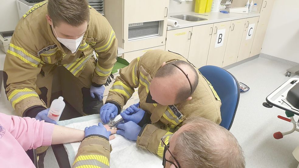 Ein Einsatz, der viel Fingerspitzengefühl fordert: Feuerwehrleute aus Wildeshausen mussten eine Patientin im Krankenhaus von ihrem Fingerring befreien. Foto: Lutz Ertelt/Feuerwehr Wildeshausen