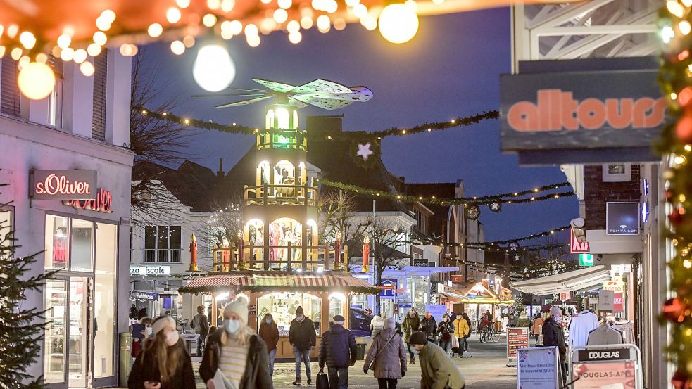 Atmosphäre entsteht beim Weihnachtsmarkt durch Lichterketten. Foto: Archiv