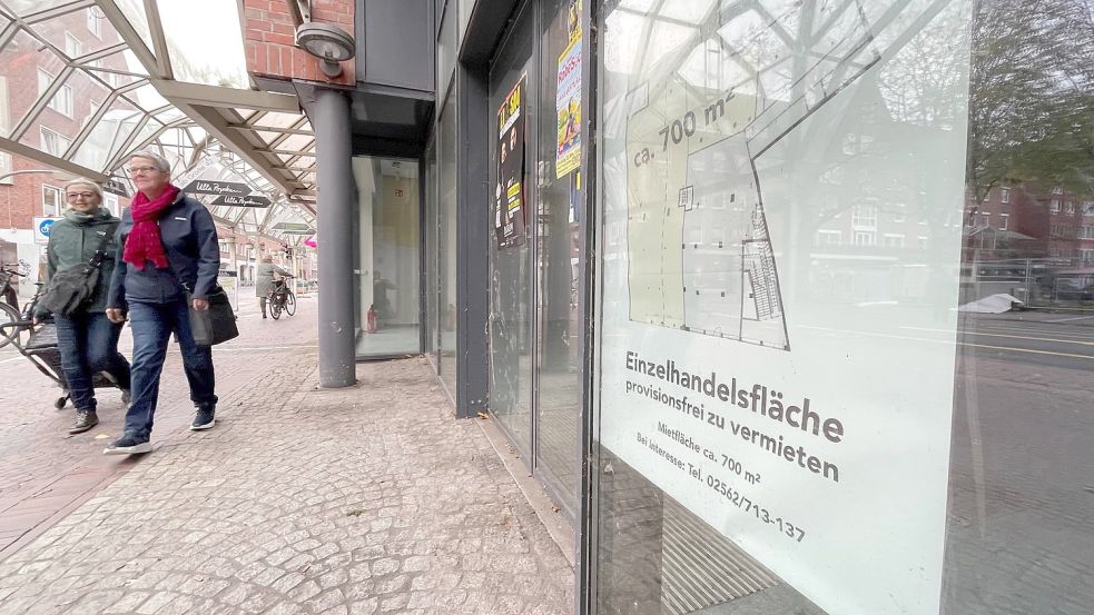 In diesem leer stehenden Laden an der Neutorstraße in Emden zieht der Adventsmarkt ein. Foto: Päschel/Archiv