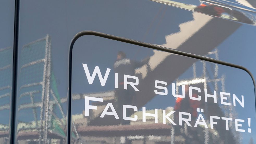 Die Mangel an Fachkräften ist in Deutschland ein großes Problem – hier wird mit einem Schriftzug auf der Tür eines Lkw nach Mitarbeitern gesucht. Foto: Imago Images/onemorepicture
