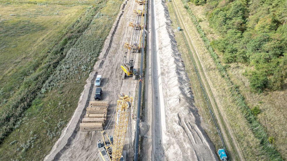 Die Wilhelmshavener Anbindungsleitung (WAL) bei Hooksiel; hier noch im Bau. Mittlerweile sind diese Rohre schon unter der Erde. Foto: Open Grid Europe