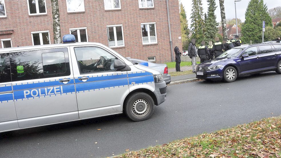 Nicht nur ein Bulli war zum Finanzamt in Leer ausgerückt. Foto: Wolters