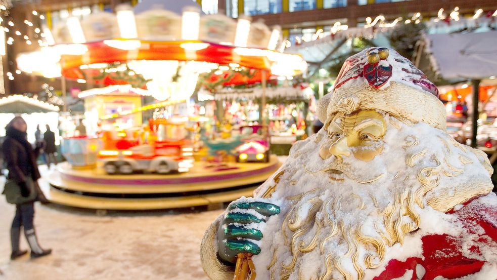 Ob mit Schnee oder ohne: Der Weihnachtsmarkt in Münster ist bei vielen Ostfriesen beliebt. Doch lassen sich, wenn man mit dem Zug unterwegs ist, noch mehr Märkte entlang der Strecke entdecken? DPA-Symbolfoto: Gentsch