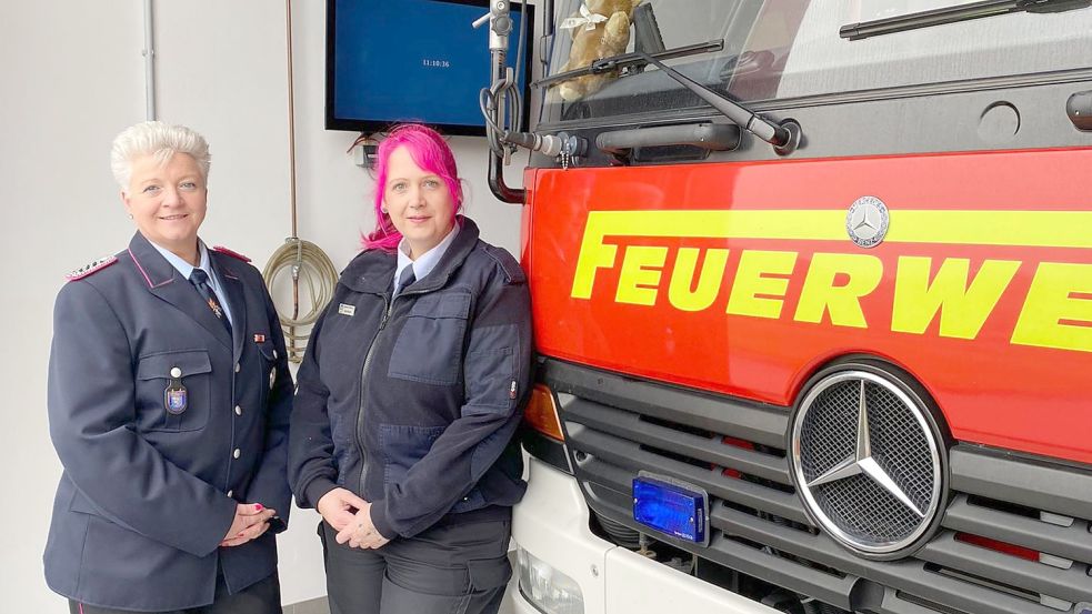 Diese beiden Frauen brennen für die Feuerwehr: Ute Sukowski, Ortsbrandmeisterin in Stedesdorf (links) und Anke Manott, Ortsbrandmeisterin in Ochtersum. Sie wurden von den Kameraden und Kameradinnen in ihren Ortswehren in dieses Amt gewählt. Foto: privat