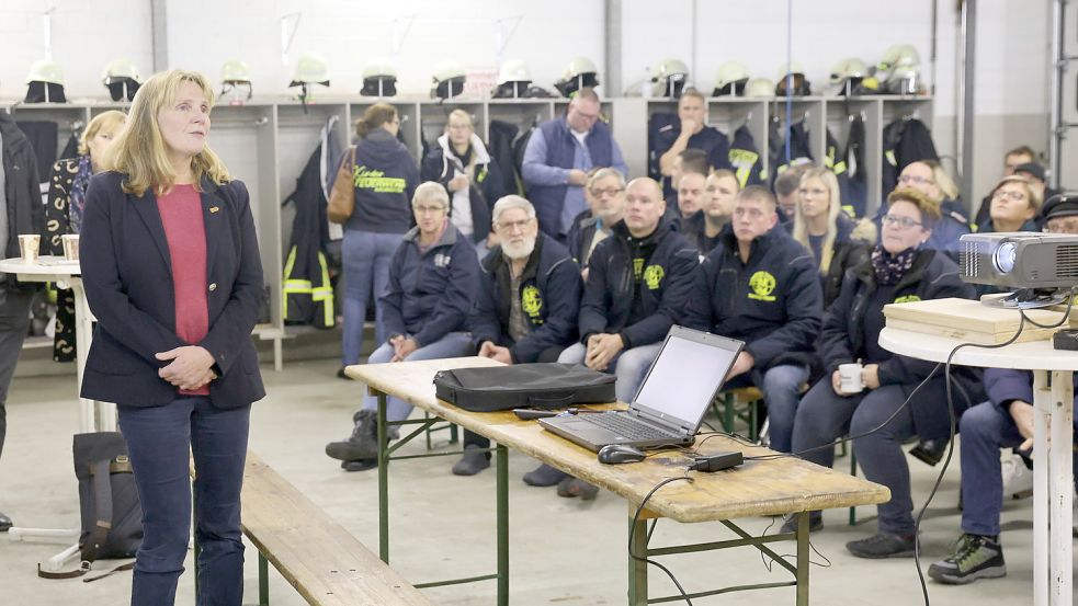 Krummhörns Bürgermeisterin Hilke Looden stellte am Mittwochabend den Fahrplan zum Neubau des Feuerwehrhauses für die Feuerwehr Nord vor. Foto: Hock