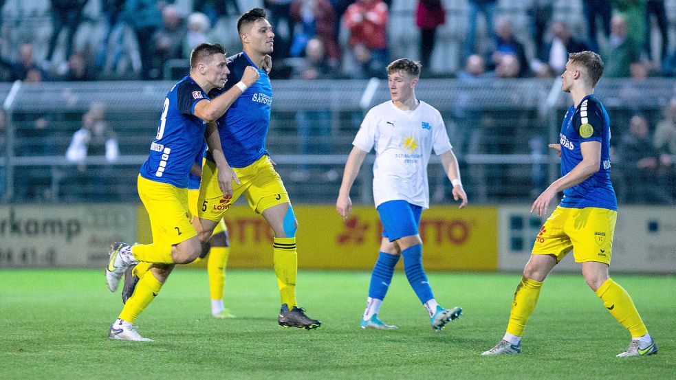 Kapitän Bastian Dassel (links) und Milad Faqiryar könnten wieder zur Startformation gehören. Archivfoto: Doden/Emden