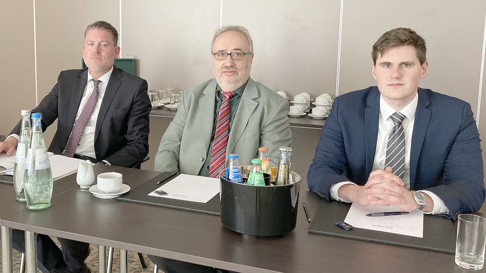 Professor Dr. Reiner Osbild (Mitte) mit seinen Rechtsanwälten Daniel Dürrfeld (links) und Sören Hauptstein, kürzlich bei einer Pressekonferenz. Foto: Hock