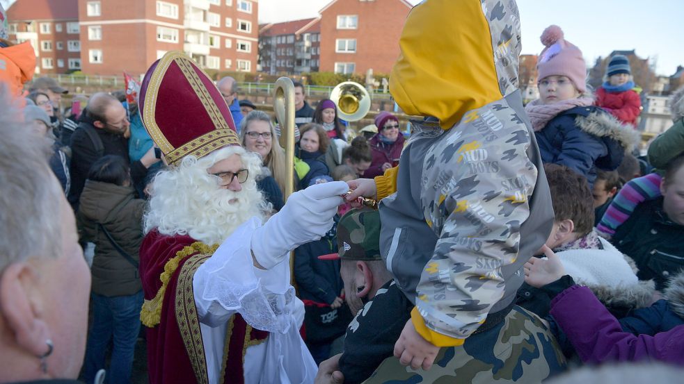 Zuletzt hatte Sinterklaas Emden im Jahr 2019 besucht. Er war damals dicht umdrängt. Foto: Wagenaar/Archiv