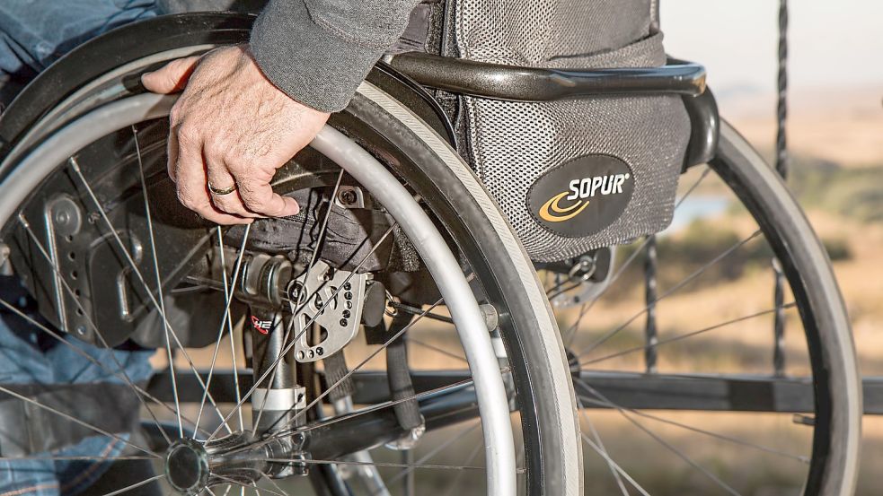 Sind Menschen auf einen Rollstuhl angewiesen, werden sie im Alltag oft mit fast unüberwindbaren und nicht immer wortwörtlichen Hürden konfrontiert. Das soll sich in Emden ändern. Foto: Pixabay