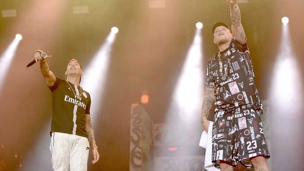 Bonez MC (rechts) & RAF Camora sind am Donnerstag in der ÖVB-Arena in Bremen aufgetreten. Die Polizei nahm das Konzert zum Anlass für Verkehrskontrollen. Foto: imago images / Future Image