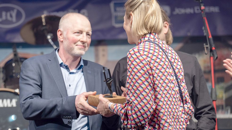 Ein emotionaler Moment für den Jemgumer: Sichtlich gerührt nahm Amos Venema die Auszeichnung des „DLG Agri Influencer Award“ in der Kategorie „bester Blogger“ entgegen. Foto: DLG