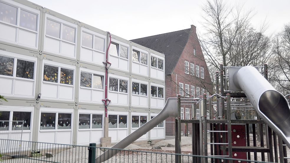 Der Unterricht wurde aus dem Schulgebäude nahezu vollständig in die auf dem Schulhof stehenden Container verlegt. Foto: Wolters