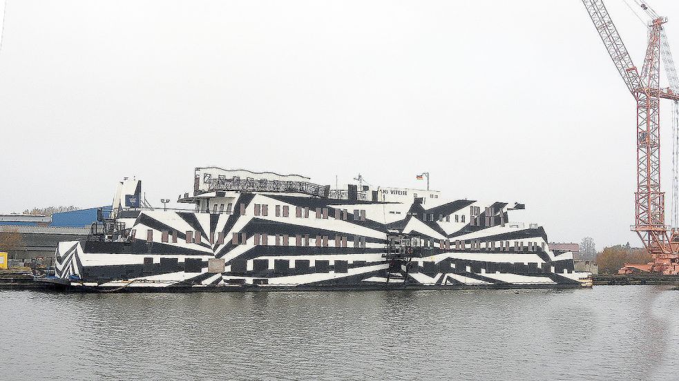 Die „Sans Vitesse“ wartet im Emder Hafen darauf, ins Schwimmdock geschleppt zu werden. Foto: F. Doden
