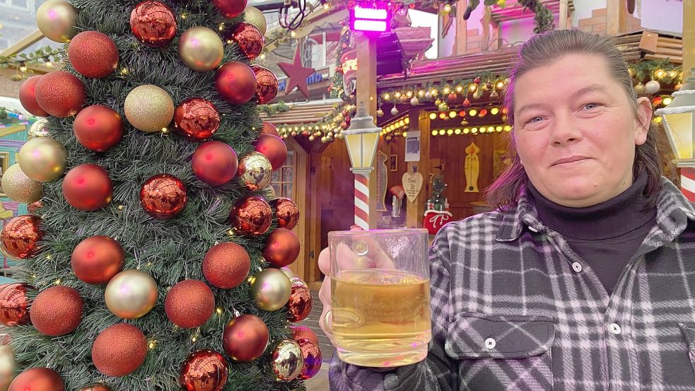 Mandy Alberts bietet in diesem Jahr Glühwein in der Geschmacksrichtung Apfel-Zimt auf dem Emder Engelkemarkt an. Fotos: Löschen