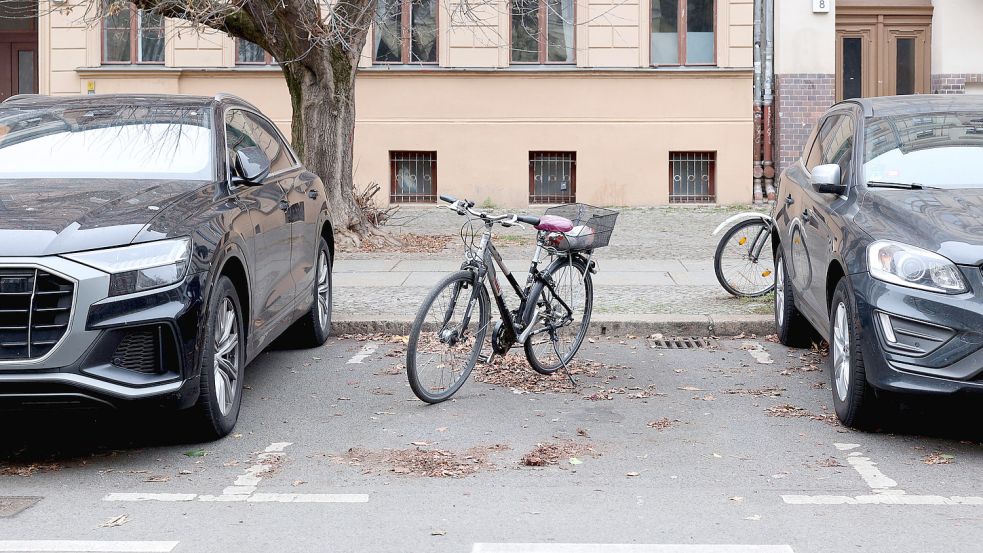 Das Fahrrad einfach auf den Parkplatz stellen - in Berlin wird das bald möglich sein. Streit um die raren Flächen ist programmiert. Foto: IMAGO/sabine gudath fon 01723207255