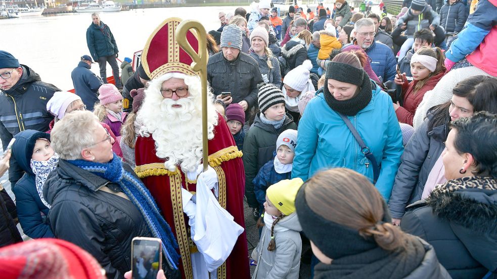 Nach seiner Ankunft auf einem Boot musste sich der Sinterklaas seinen Weg durch die Menschenmassen auf der Uferpromenade bahnen. Foto: Wagenaar