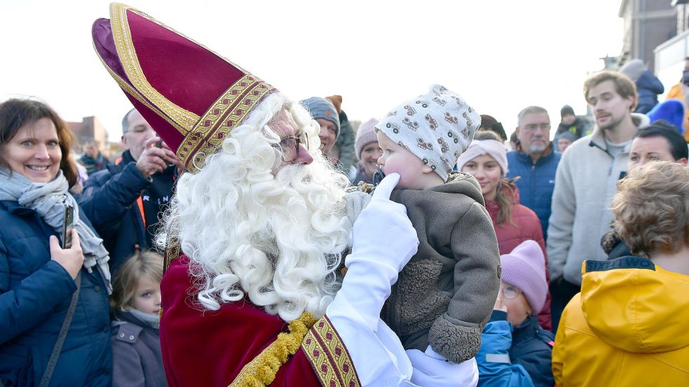 Keine Angst vor dem Mann mit dem weißen Rauschebart und dem roten Bischofsmantel hatte der kleine Kjell Ammermann. Foto: Wagenaar