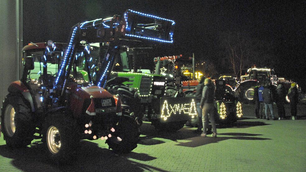 Insgesamt 136 festlich beleuchtete Trecker trafen sich bei der „Lichterfahrt“ in Aurich. Foto: Schönig