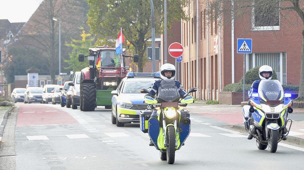 Rund 50 Fahrzeuge fuhren im November durch Leer. Begleitet wurde der Konvoi von der Polizei.Es gab auch eine Kundgebung. Foto: Wolters