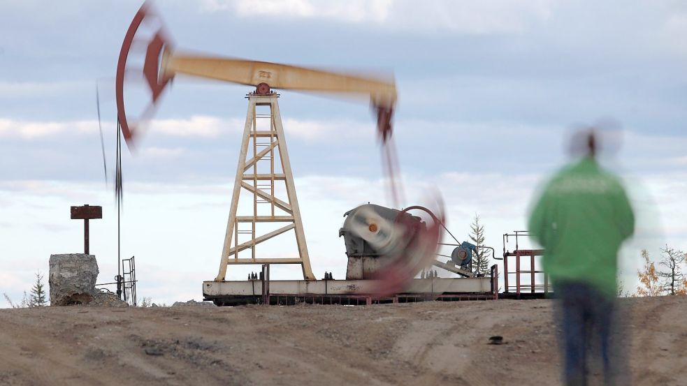 Eine Öl-Tiefpumpe steht in der Nähe der Stadt Usinsk, 1500 Kilometer nordöstlich von Moskau. Die EU und Australien wollen Russland vorgeben, zu welchem Preis es sein Erdöl auf dem Weltmarkt verkaufen darf. Foto: Dmitry Lovetsky/AP/dpa