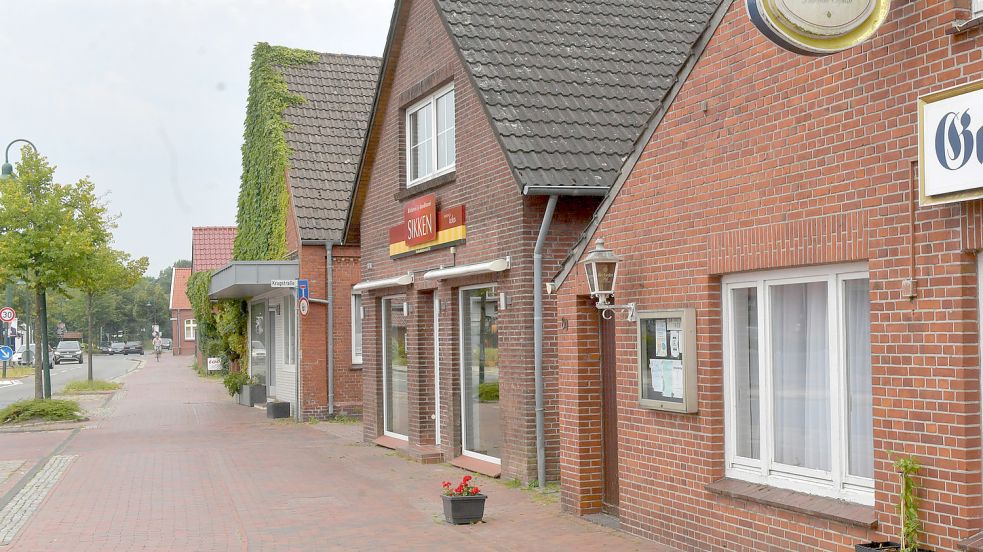 Das neue Geschäft zieht in die ehemalige Filiale der Bäckerei Sikken (Bildmitte) an der Leeraner Straße in Petkum ein. Foto: Ortgies/Archiv