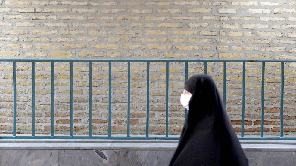 Diese Kleidungsvorschrift gilt im Iran noch immer: Kopftuch und weite Mäntel. Foto: Imago Images/Rouzbeh Fouladi