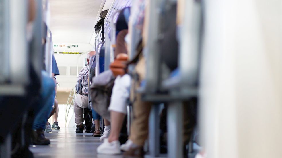 Reisende in einem Regionalexpress der Deutschen Bahn. Bund und Länder streiten weiter über die Finanzierung des geplanten 49-Euro-Tickets für den Nahverkehr. Foto: Philipp von Ditfurth/dpa