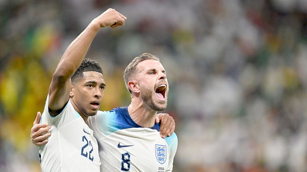 Englands Torschütze Jordan Henderson jubelt nach seinem Treffer zum 1:0 gegen Senegal mit Jude Bellingham. Foto: Robert Michael/dpa