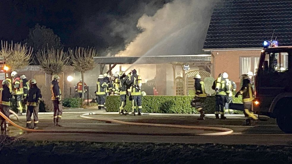 Ein Carport ist am Sonntagnachmittag in Ostgroßefehn in Brand geraten. Foto: Feuerwehr Großefehn