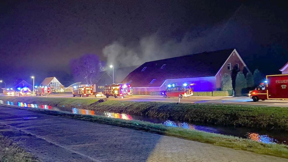 Mit mehreren Fahrzeugen waren die Feuerwehren vor Ort. Foto: Feuerwehr Großefehn