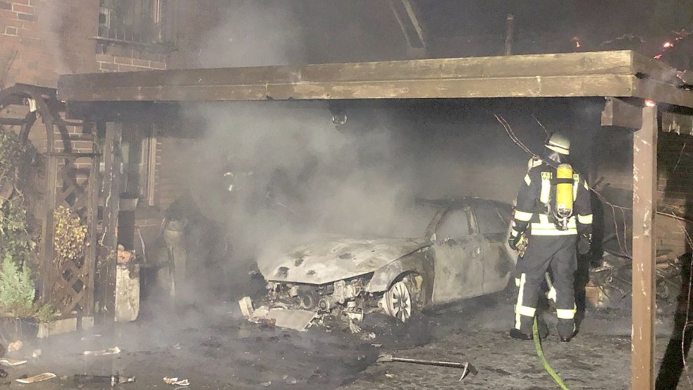 Ein Carport und ein darunter stehendes Auto gerieten in Brand. Foto: Ammermann