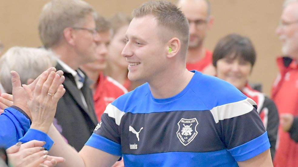 Dennis Grünhoff hatte sich mit einer herausragenden Leistung beim Duell mit Falke Dasbach die Glückwünsche der Mannschaft verdient. Foto: Ortgies
