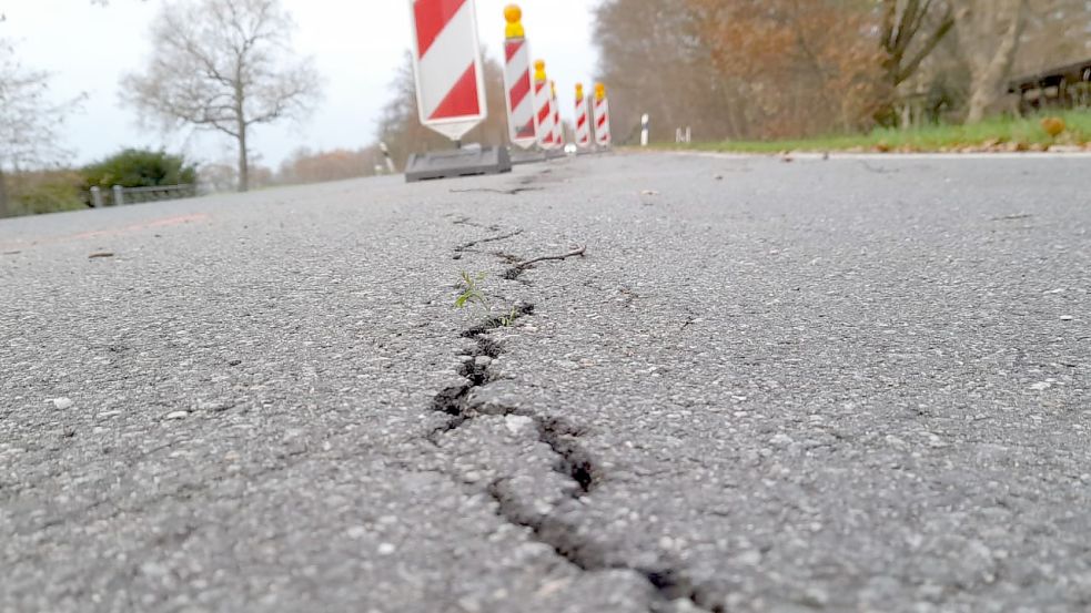 Zwischen Marcardsmoor und Wiesedermeer gibt es Versackungen in der Fahrbahn der L12, die im Zuge der jetzt ausgeschriebenen Arbeiten mit angepackt werden. Foto: privat
