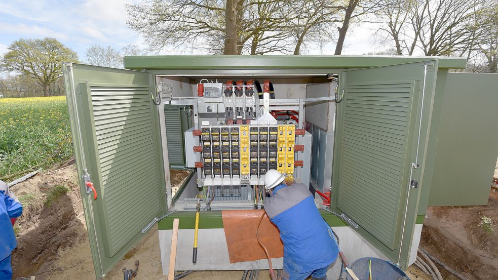 Ein Kabeldefekt und der Ausfall einiger Transformatoren sorgten in Aurich für einen Stromausfall. Insgesamt waren rund 800 Haushalte betroffen. Foto: EWE