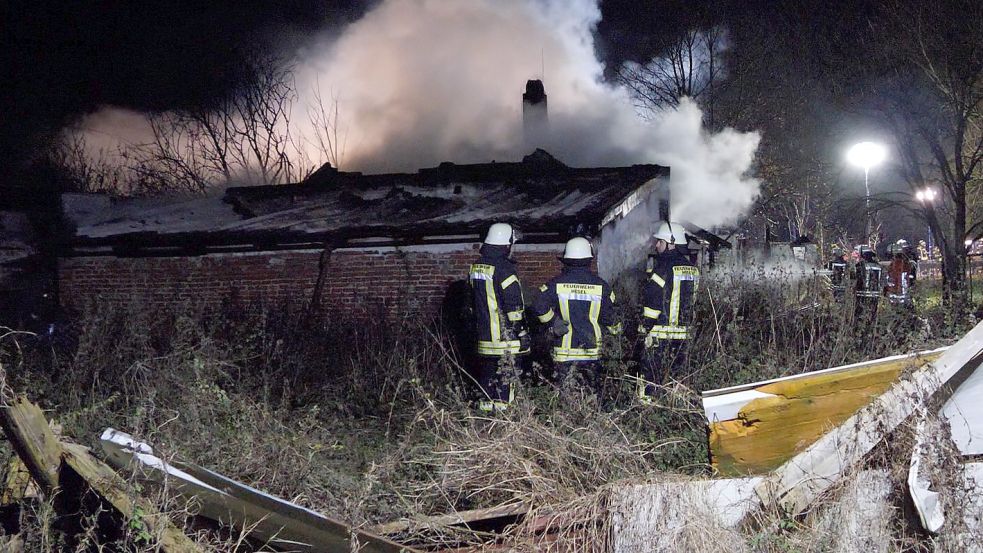 Zu einem Brand kam es in der Nacht zu Montag an der Bundesstraße 72 in Hesel. Circa 100 Feuerwehrleute waren im Einsatz. Foto: Ostfriesen.tv