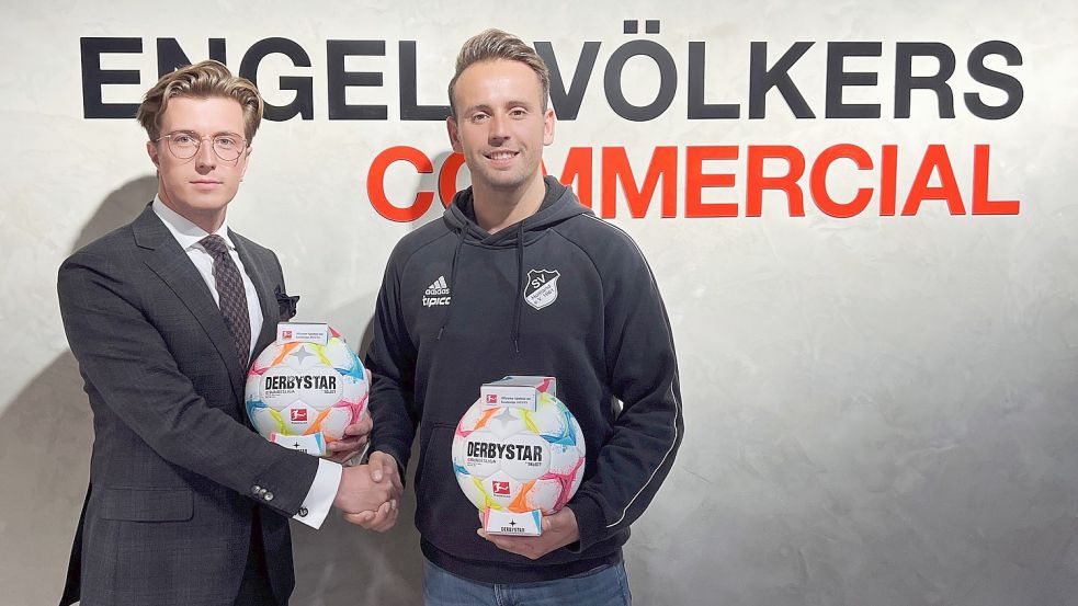 Jannes Bakker (links) überreichte die Spielbälle an Arne Diekmann. Foto: Privat