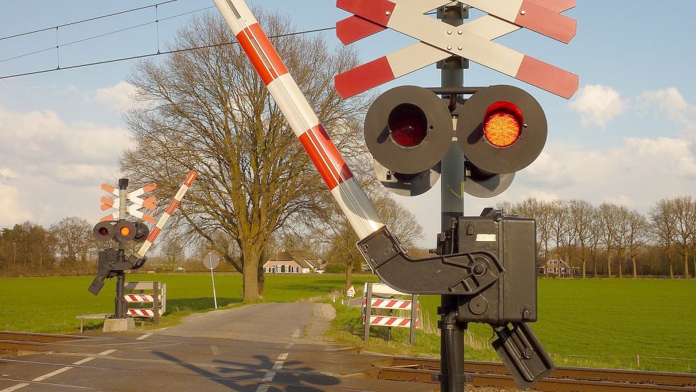 Nicht immer sind Bahnübergänge beschrankt, wie auf diesem Symbolbild. Zwei unbeschrankte werden nun in Westoverledingen aus dem Betrieb genommen. Foto: Pixabay
