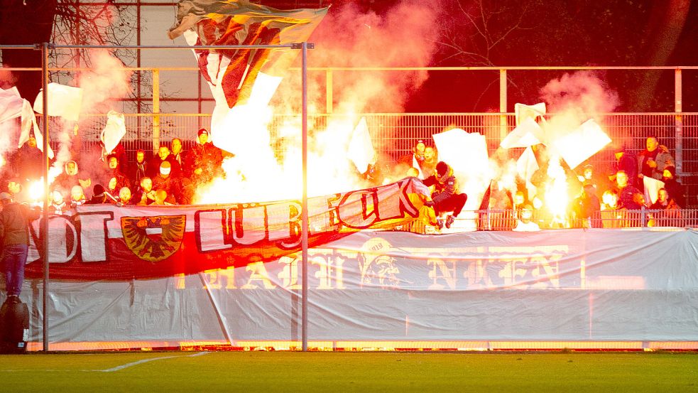 Die Lübeck-Fans zündeten Pyrotechnik. Foto: Doden