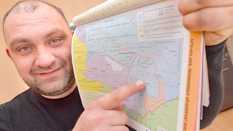 Albert Tovmasyan ist Sprecher der Armenier in Ostfriesland. Am Mittag des Heiligen Abend geht er aber deutschen Traditionen nach. Foto: Ortgies/Archiv