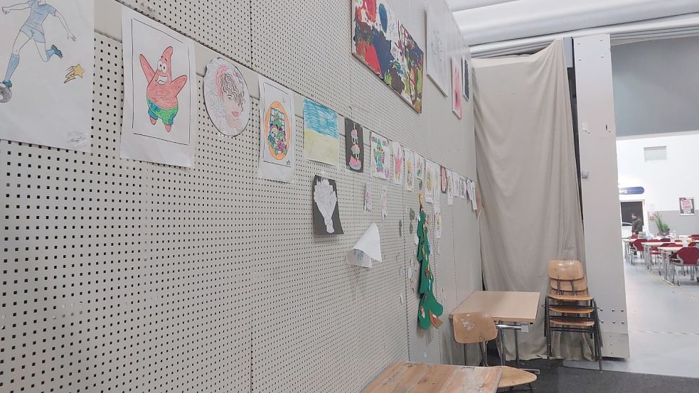 40 Kinder und Jugendliche leben derzeit in der Nordseehalle. Einige von ihnen haben Bilder gemalt. Foto: Hanssen/Archiv