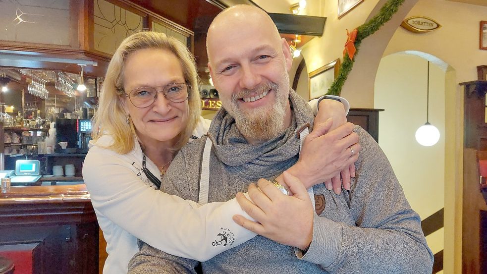 Mit gutem Gewissen übergibt Carola Weddermann, Leiterin des Maxx seit mehr als 20 Jahren, die Kultkneipe an Alexander Hasberg. Foto: Hanssen