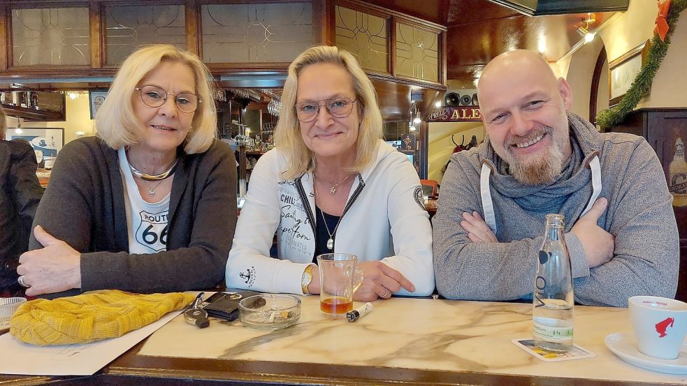 Wilhelma Onneken (von links) und Carola Weddermann haben seit Anbeginn im Maxx zusammen gearbeitet. Jetzt ist für beide die Zeit für etwas Neues gekommen. Alexander Hasberg hat ein klares Konzept für die Kultkneipe. Foto: Hanssen