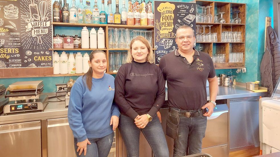 Paulo (von rechts) und Lavi Alves haben das Konzept der vorigen Tapas-Bar verändert. Jetzt gibt es dort Waffeln und Crêpes. Hier sind sie mit Mitarbeiterin Marciane Lopes im neu gestalteten Geschäft abgebildet. Foto: Hanssen